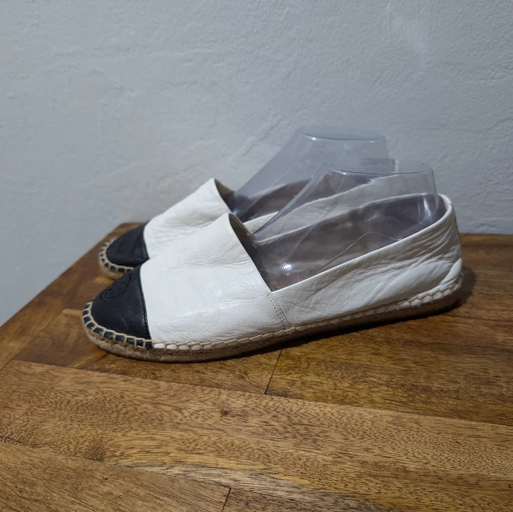 Tory Burch ColorBlock White & Black Cap‎ Toe Nappa Leather Espadrille Flats 10